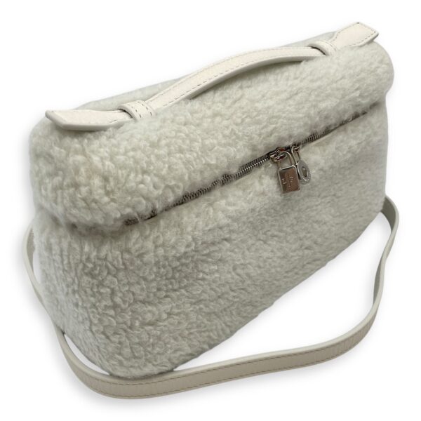 Extra Pocket 19 shearing fur Grey Crossbody Bag in Cashfur, Silver hardware - Image 11