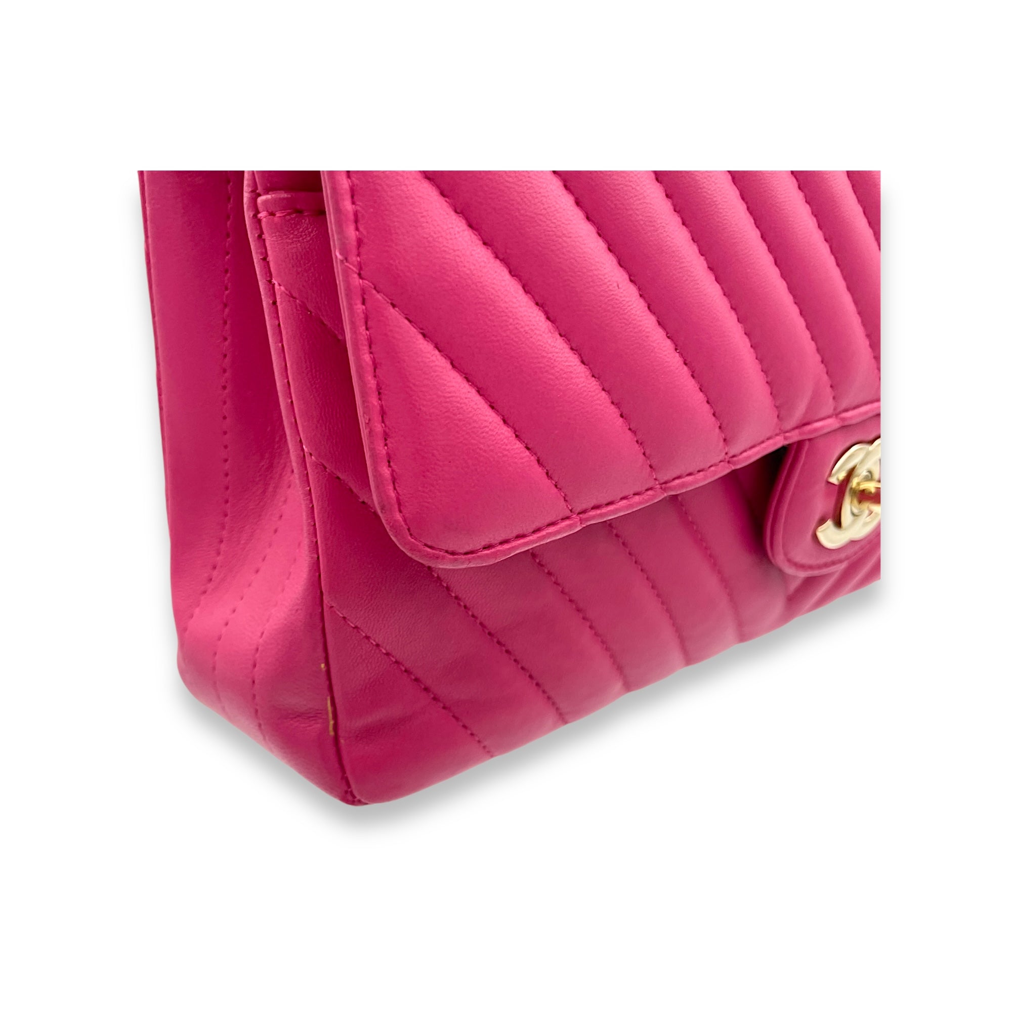 Classic Chevron Shoulder Bag in Calfskin, Gold hardware - Image 11